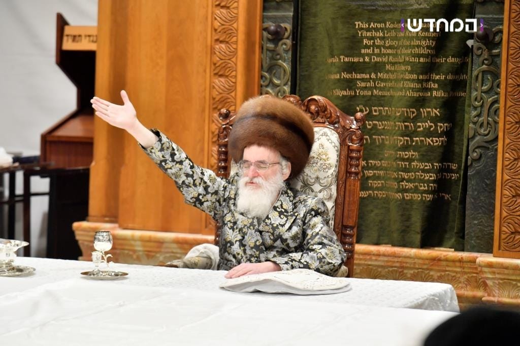 הטיש החסידי הראשון במערת המכפלה • גלריה מרהיבה מ"ועידת הנאמנים" של ויזניץ