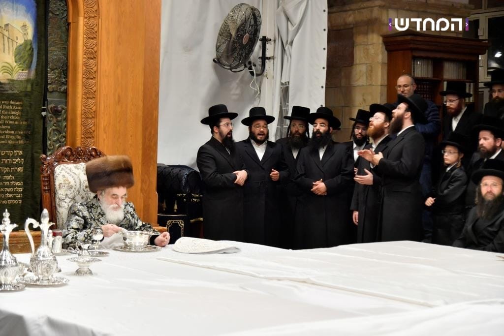 הטיש החסידי הראשון במערת המכפלה • גלריה מרהיבה מ"ועידת הנאמנים" של ויזניץ