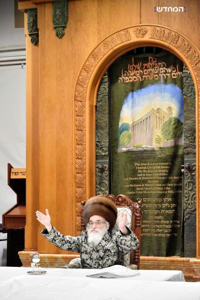 הטיש החסידי הראשון במערת המכפלה • גלריה מרהיבה מ"ועידת הנאמנים" של ויזניץ