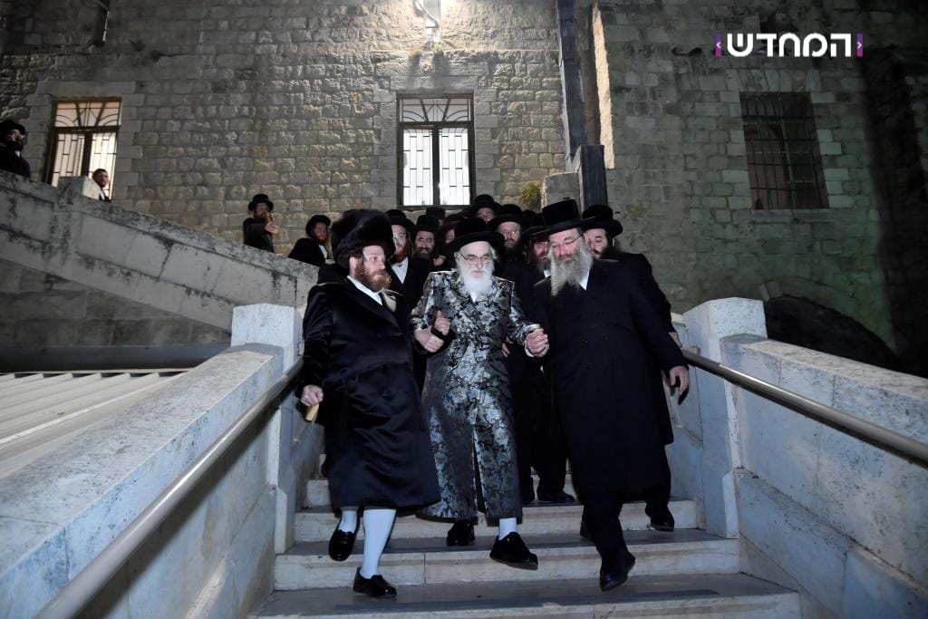 הטיש החסידי הראשון במערת המכפלה • גלריה מרהיבה מ"ועידת הנאמנים" של ויזניץ