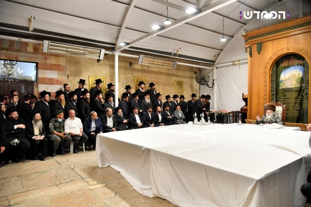 הטיש החסידי הראשון במערת המכפלה • גלריה מרהיבה מ"ועידת הנאמנים" של ויזניץ