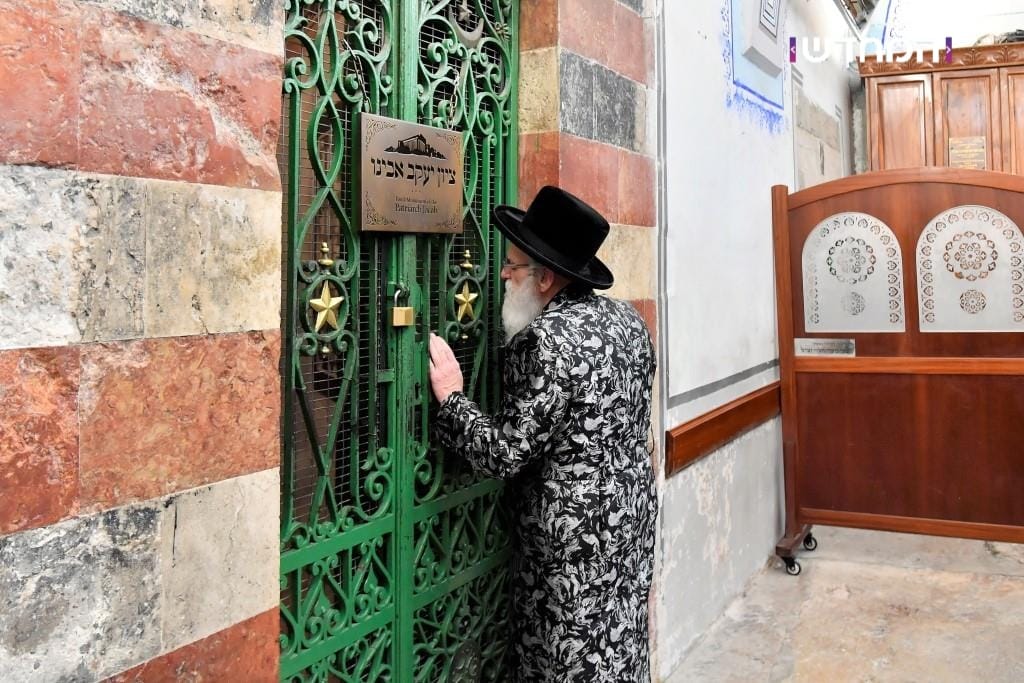 הטיש החסידי הראשון במערת המכפלה • גלריה מרהיבה מ"ועידת הנאמנים" של ויזניץ