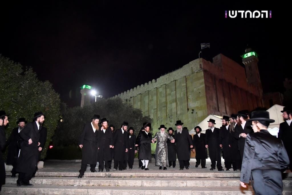 הטיש החסידי הראשון במערת המכפלה • גלריה מרהיבה מ"ועידת הנאמנים" של ויזניץ