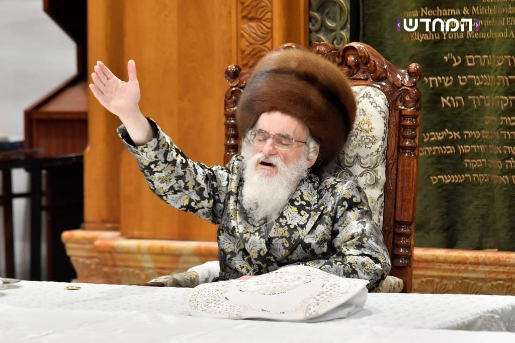 הטיש החסידי הראשון במערת המכפלה • גלריה מרהיבה מ"ועידת הנאמנים" של ויזניץ