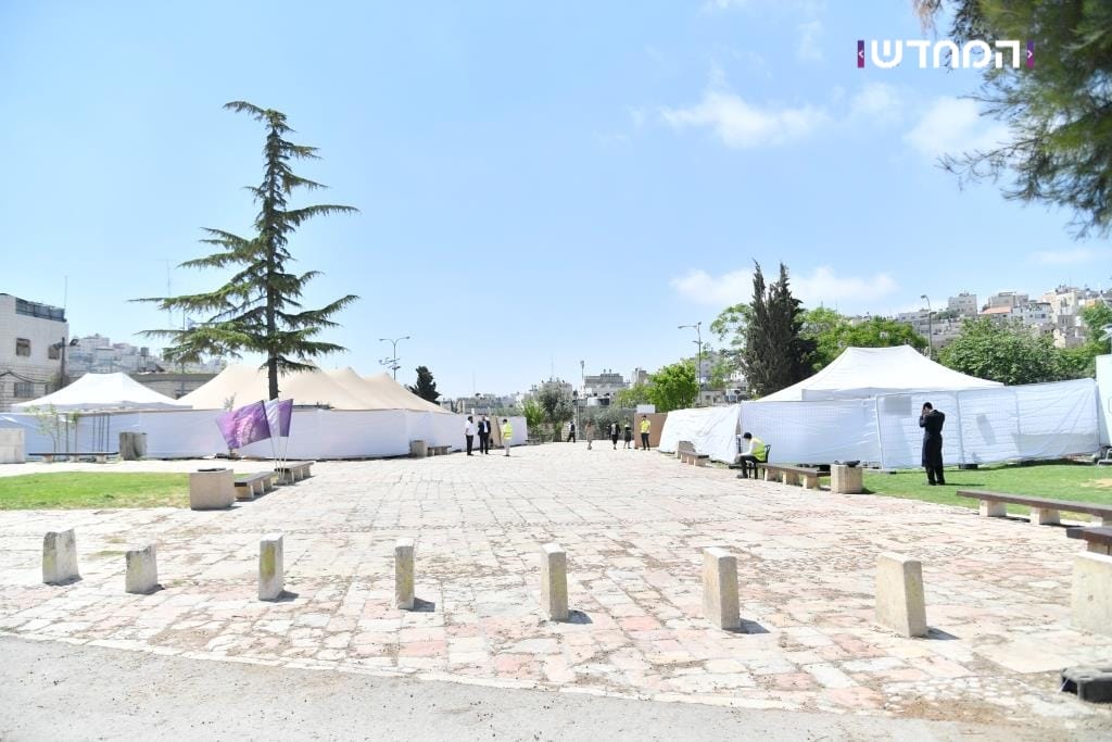 הטיש החסידי הראשון במערת המכפלה • גלריה מרהיבה מ"ועידת הנאמנים" של ויזניץ