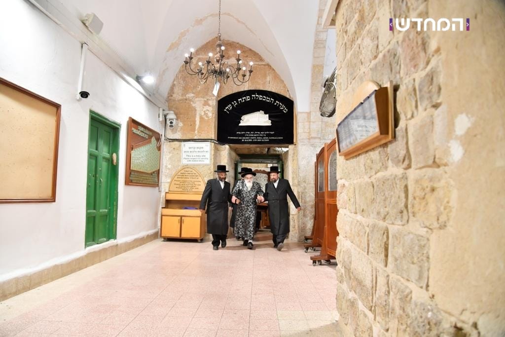 הטיש החסידי הראשון במערת המכפלה • גלריה מרהיבה מ"ועידת הנאמנים" של ויזניץ