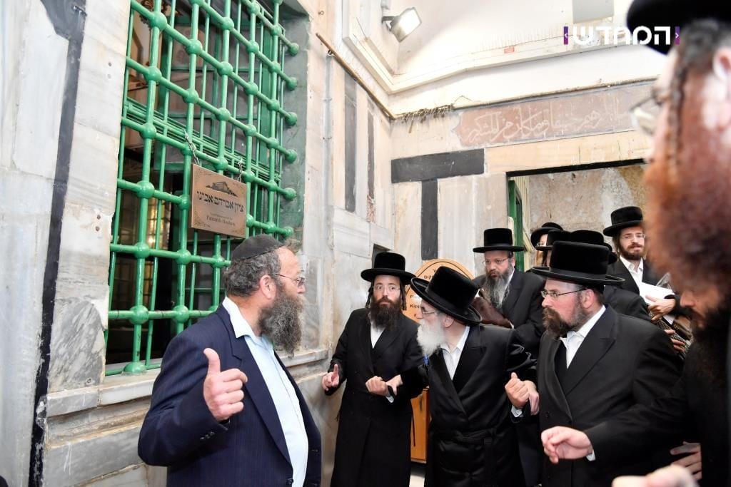 הטיש החסידי הראשון במערת המכפלה • גלריה מרהיבה מ"ועידת הנאמנים" של ויזניץ