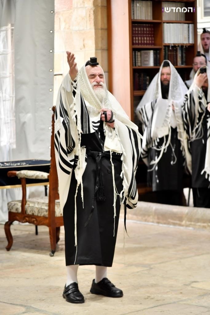 הטיש החסידי הראשון במערת המכפלה • גלריה מרהיבה מ"ועידת הנאמנים" של ויזניץ