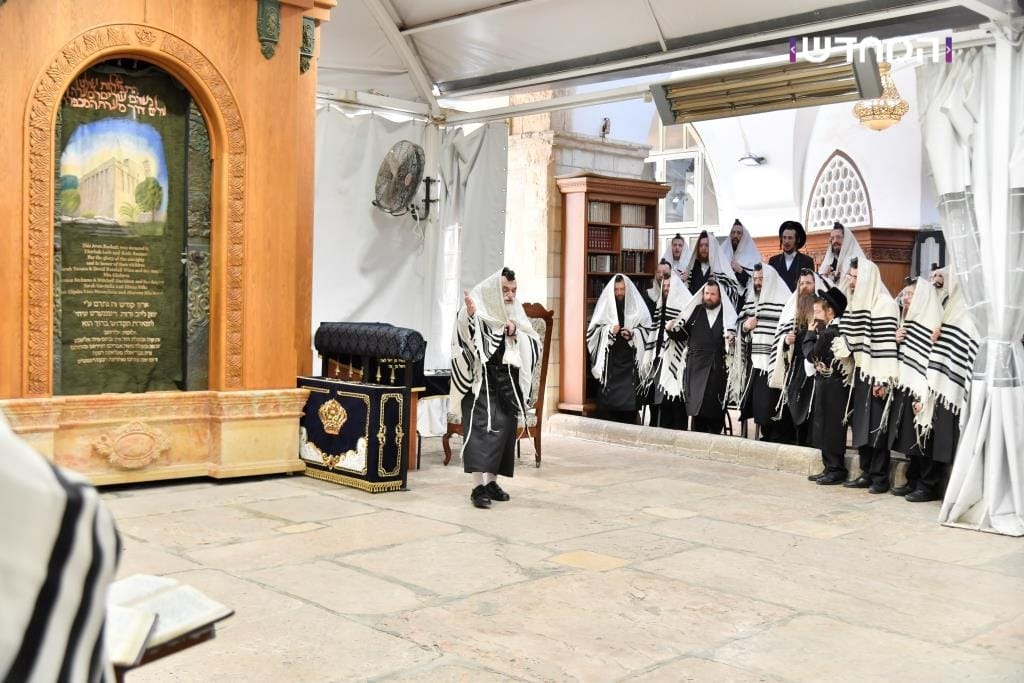 הטיש החסידי הראשון במערת המכפלה • גלריה מרהיבה מ"ועידת הנאמנים" של ויזניץ