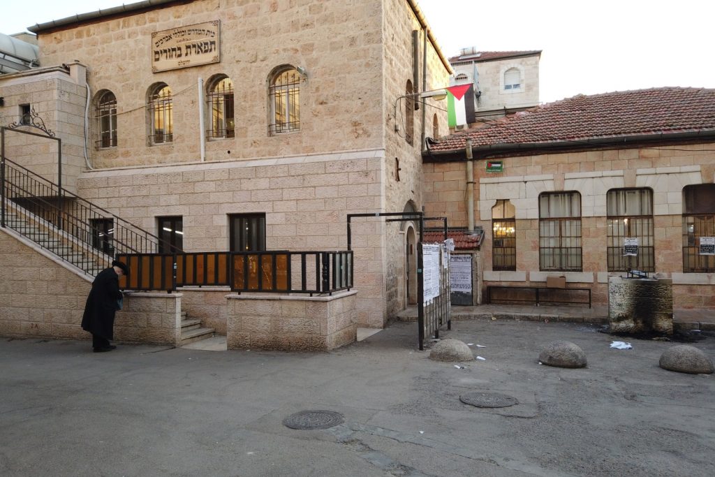 המשטרה פשטה על מאה שערים להסיר דגלי פלסטין • צפו