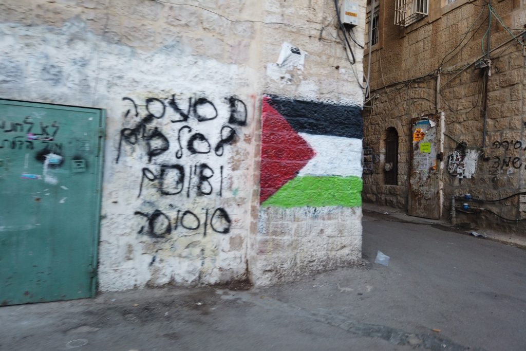 המשטרה פשטה על מאה שערים להסיר דגלי פלסטין • צפו