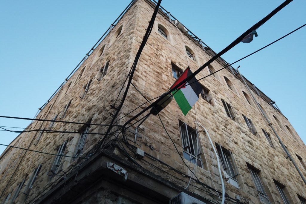 המשטרה פשטה על מאה שערים להסיר דגלי פלסטין • צפו