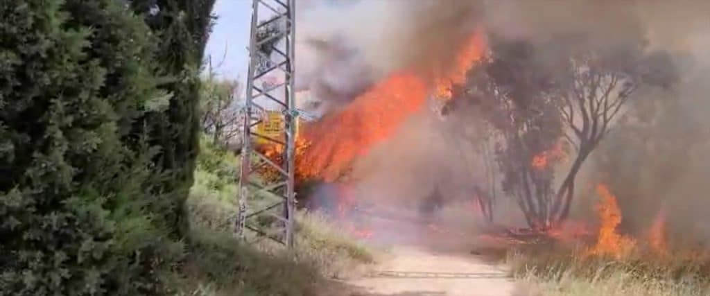 דרום אדום: 18 שריפות מבלוני תבערה בעוטף עזה, תנועת הרכבות באזור הופסקה • צפו