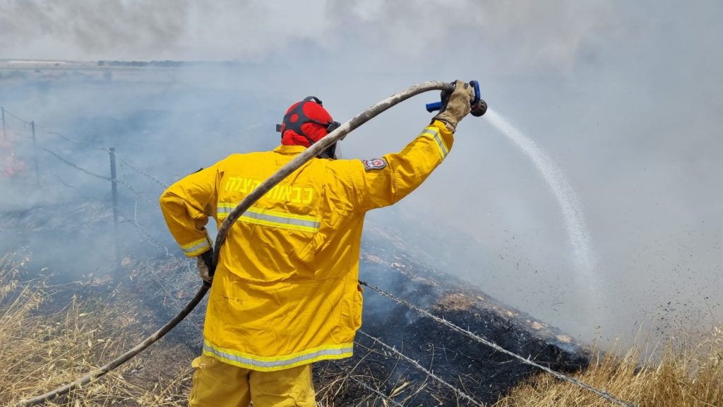 דרום אדום: 18 שריפות מבלוני תבערה בעוטף עזה, תנועת הרכבות באזור הופסקה • צפו