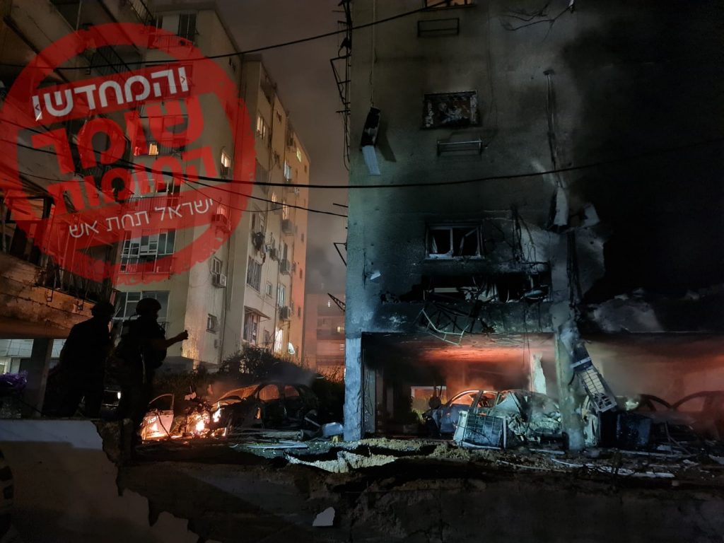 ישראל תחת אש: פגיעה ישירה בפתח תקווה, שריפה פרצה בבניין • צפו בתיעוד: