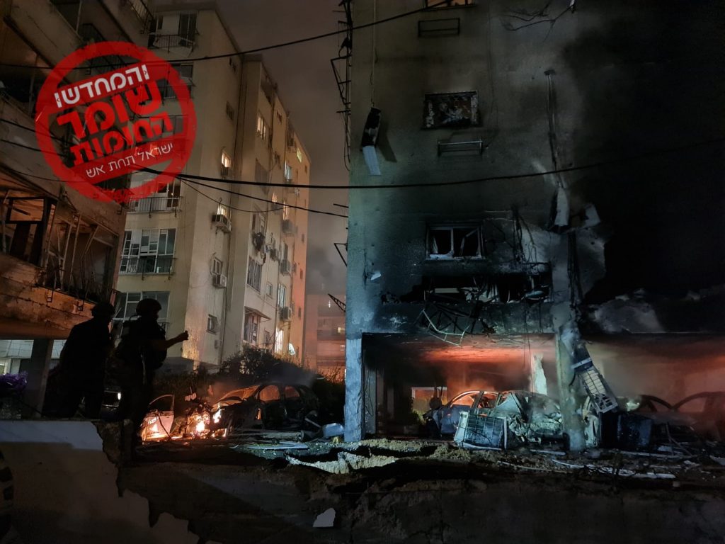 ישראל תחת אש: פגיעה ישירה בפתח תקווה, שריפה פרצה בבניין • צפו בתיעוד: