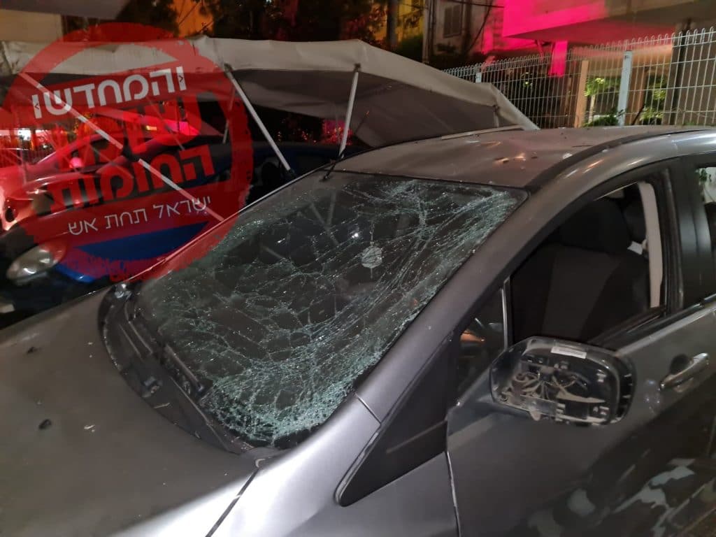 ישראל תחת אש: פגיעה ישירה בפתח תקווה, שריפה פרצה בבניין • צפו בתיעוד: