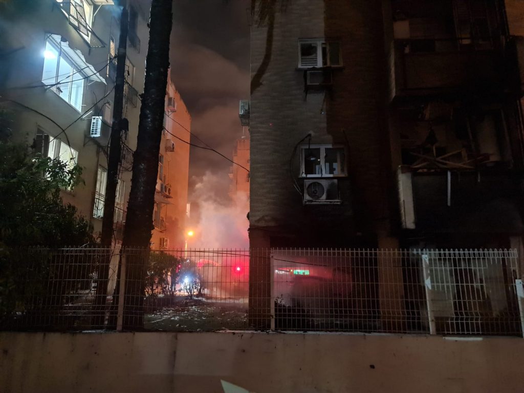 ישראל תחת אש: פגיעה ישירה בפתח תקווה, שריפה פרצה בבניין • צפו בתיעוד: