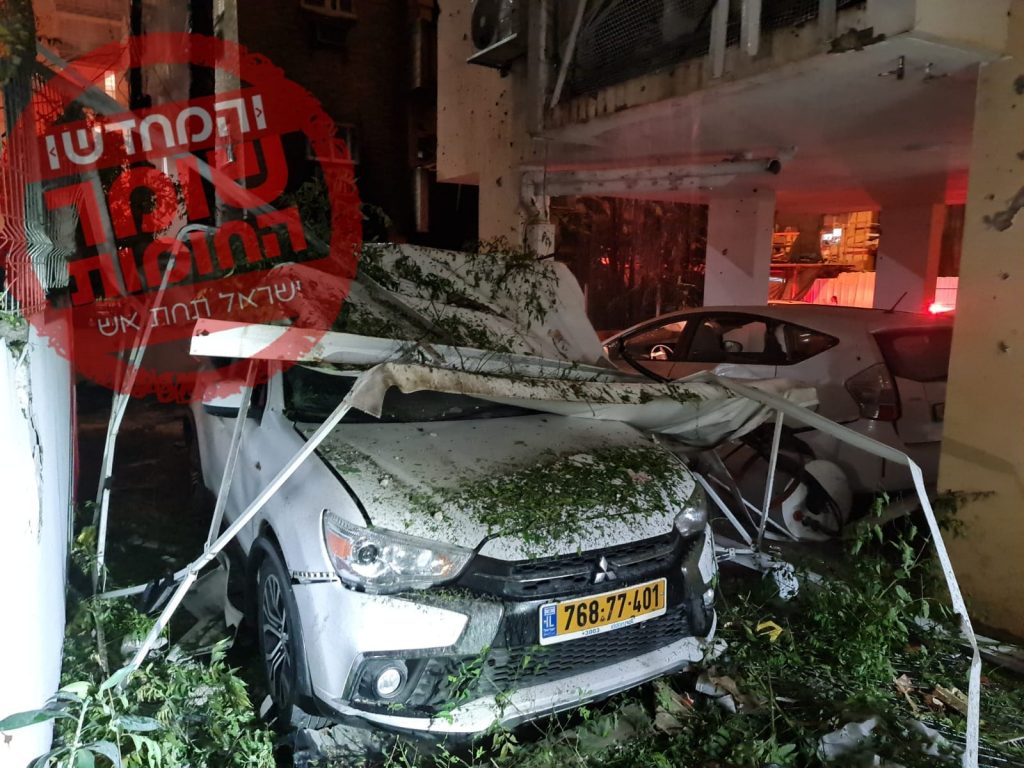 ישראל תחת אש: פגיעה ישירה בפתח תקווה, שריפה פרצה בבניין • צפו בתיעוד: