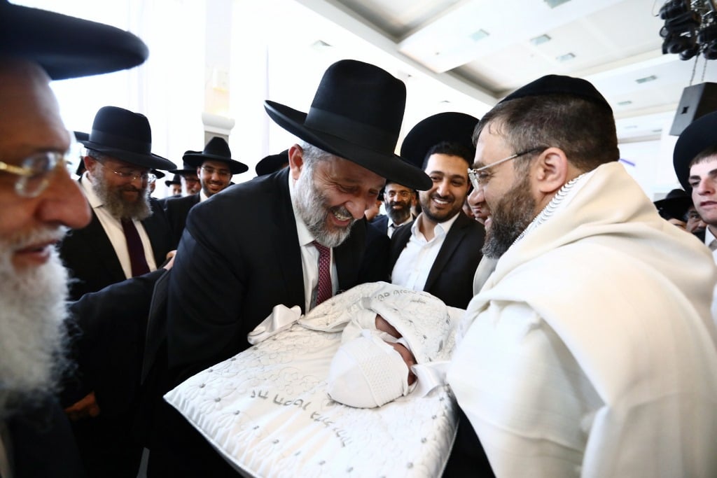 גלריה: הראשון לציון הכניס את נכדו בבריתו של אברהם אבינו