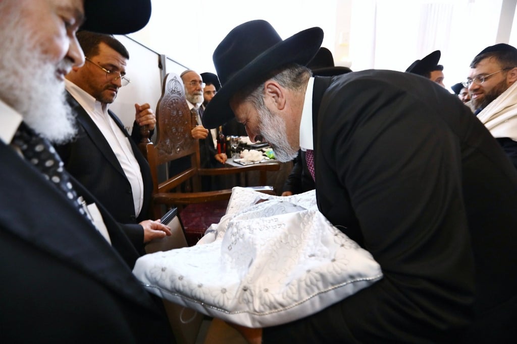 גלריה: הראשון לציון הכניס את נכדו בבריתו של אברהם אבינו