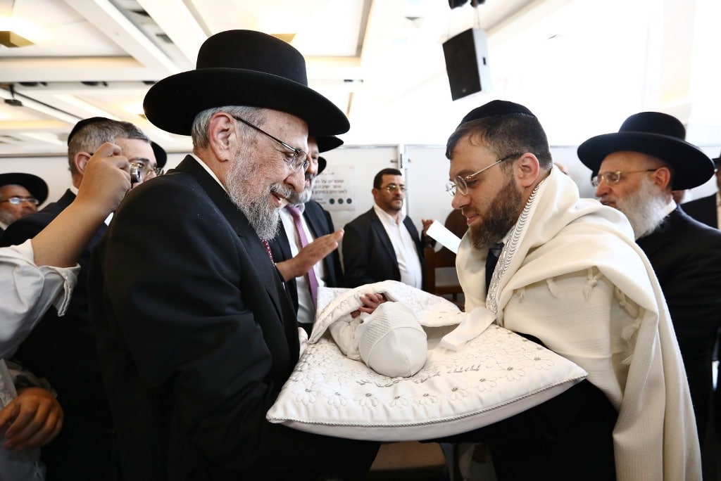 גלריה: הראשון לציון הכניס את נכדו בבריתו של אברהם אבינו