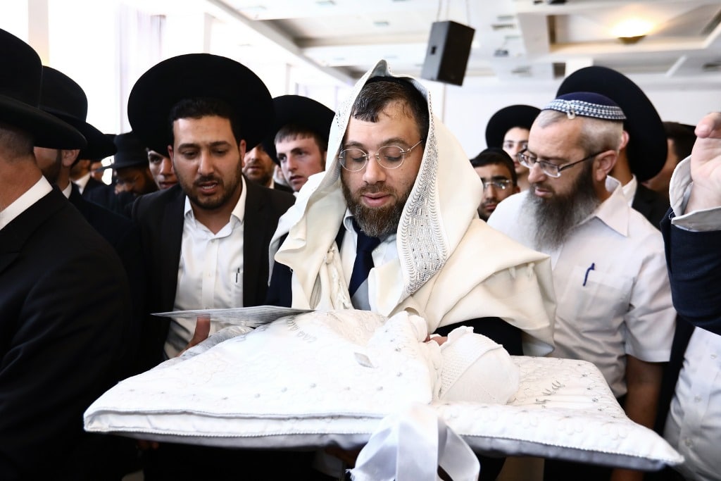 גלריה: הראשון לציון הכניס את נכדו בבריתו של אברהם אבינו