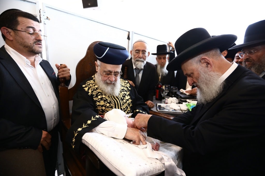 גלריה: הראשון לציון הכניס את נכדו בבריתו של אברהם אבינו