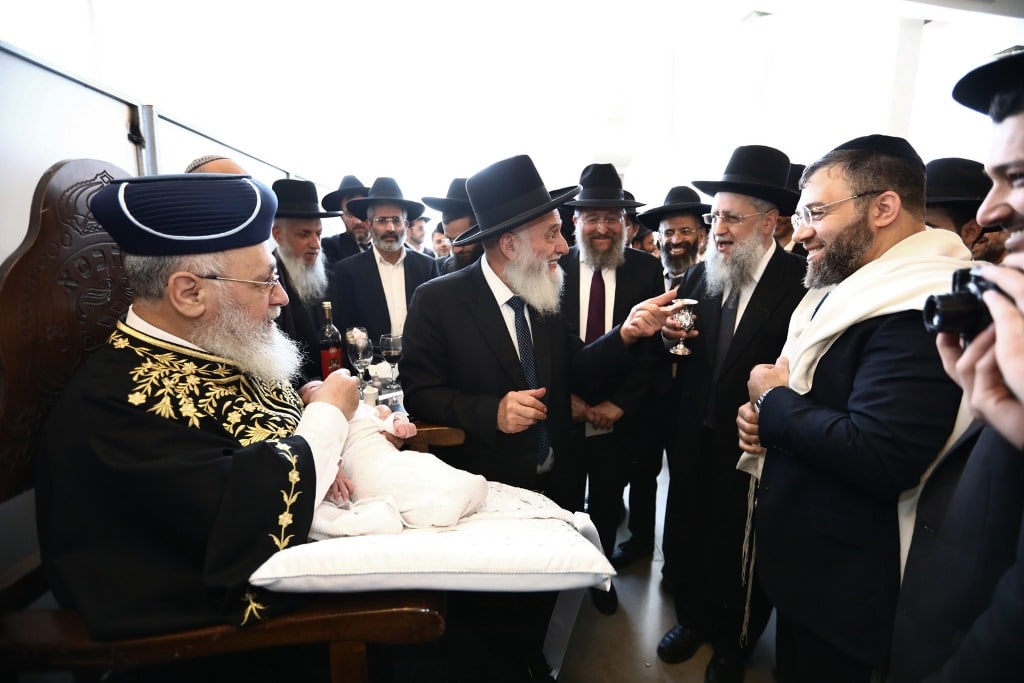 גלריה: הראשון לציון הכניס את נכדו בבריתו של אברהם אבינו