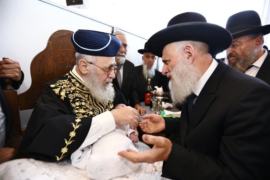 גלריה: הראשון לציון הכניס את נכדו בבריתו של אברהם אבינו