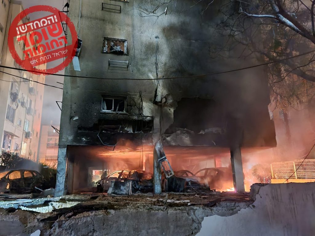 ישראל תחת אש: פגיעה ישירה בפתח תקווה, שריפה פרצה בבניין • צפו בתיעוד: