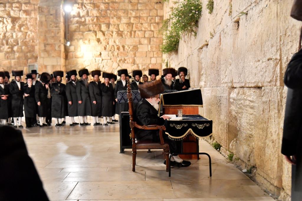 לקראת חתונת הנכד: הרבי הגיע לכותל המערבי