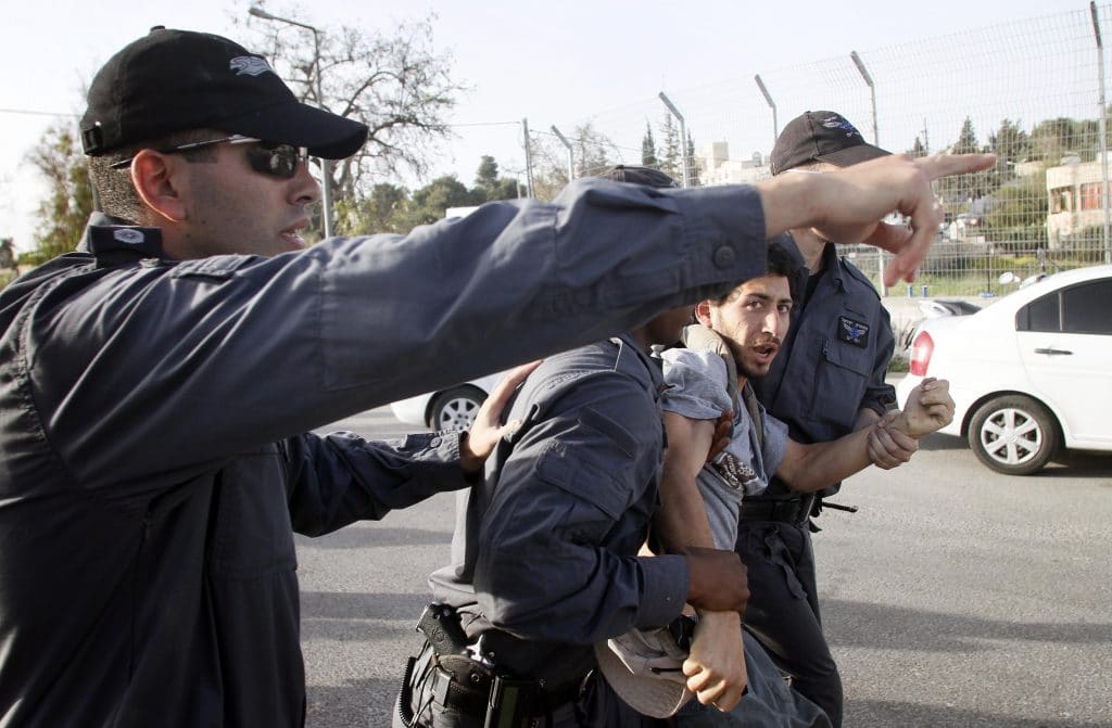 צפו: חייה של הפעוטה ניצלו בזכות הדובי • תיעודים מהמצב הנפיץ בירושלים