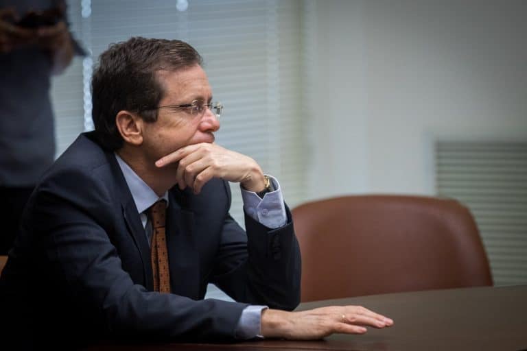 רה"מ נפגש עם הרצוג: שני המתמודדים ראויים "אתן חופש הצבעה בליכוד"