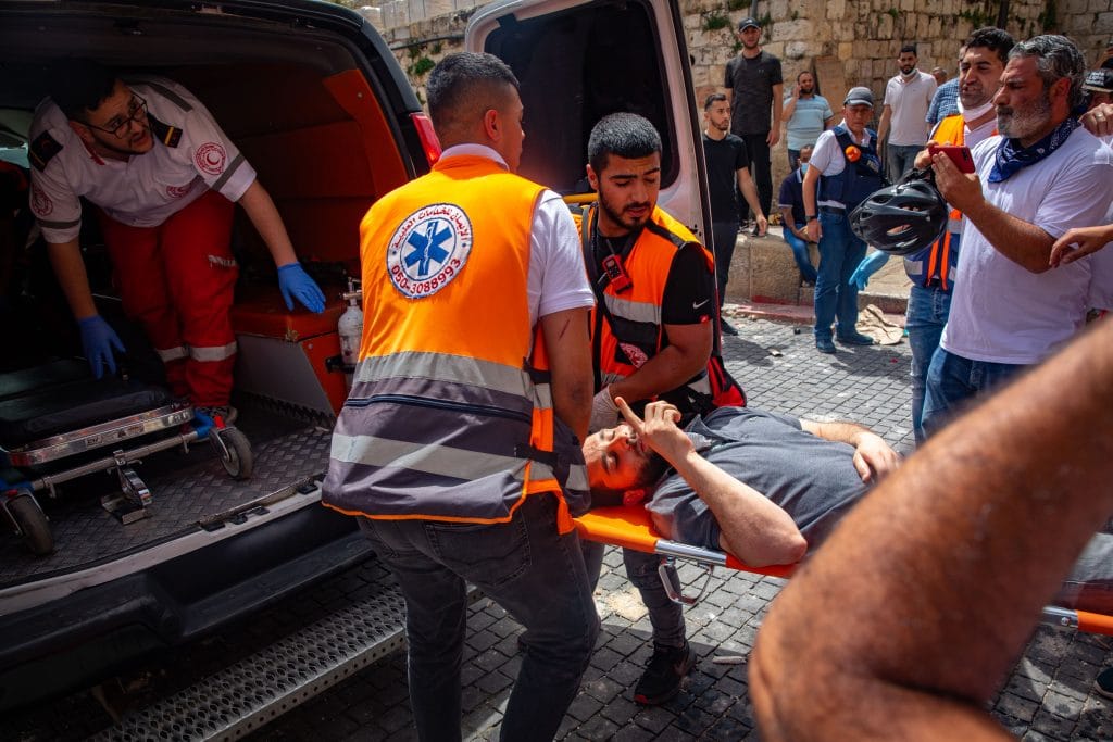 צפו: חייה של הפעוטה ניצלו בזכות הדובי • תיעודים מהמצב הנפיץ בירושלים