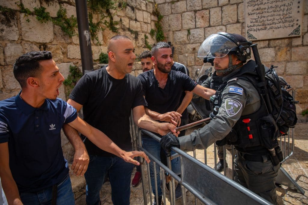 צפו: חייה של הפעוטה ניצלו בזכות הדובי • תיעודים מהמצב הנפיץ בירושלים