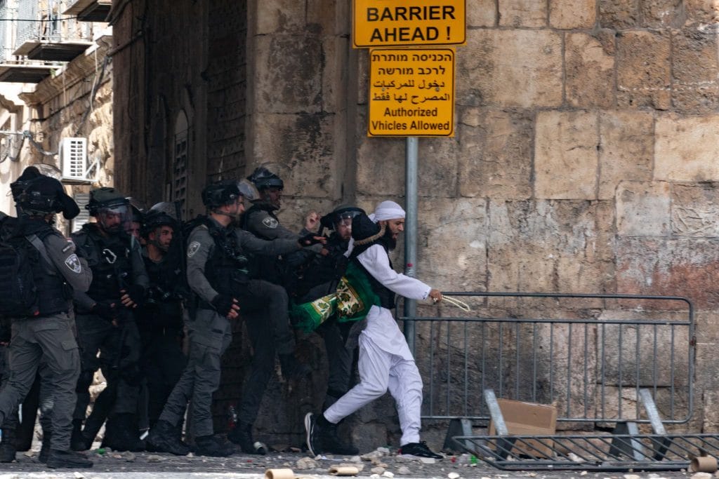 צפו: חייה של הפעוטה ניצלו בזכות הדובי • תיעודים מהמצב הנפיץ בירושלים