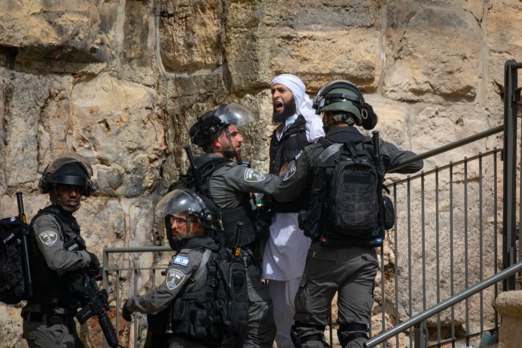 צפו: חייה של הפעוטה ניצלו בזכות הדובי • תיעודים מהמצב הנפיץ בירושלים