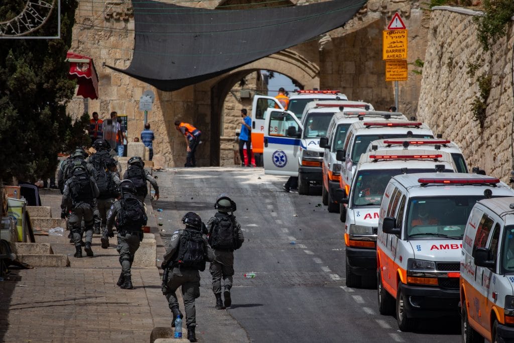 צפו: חייה של הפעוטה ניצלו בזכות הדובי • תיעודים מהמצב הנפיץ בירושלים