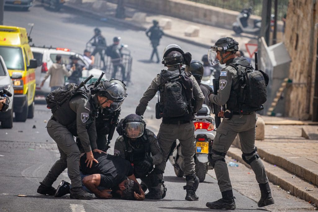 צפו: חייה של הפעוטה ניצלו בזכות הדובי • תיעודים מהמצב הנפיץ בירושלים
