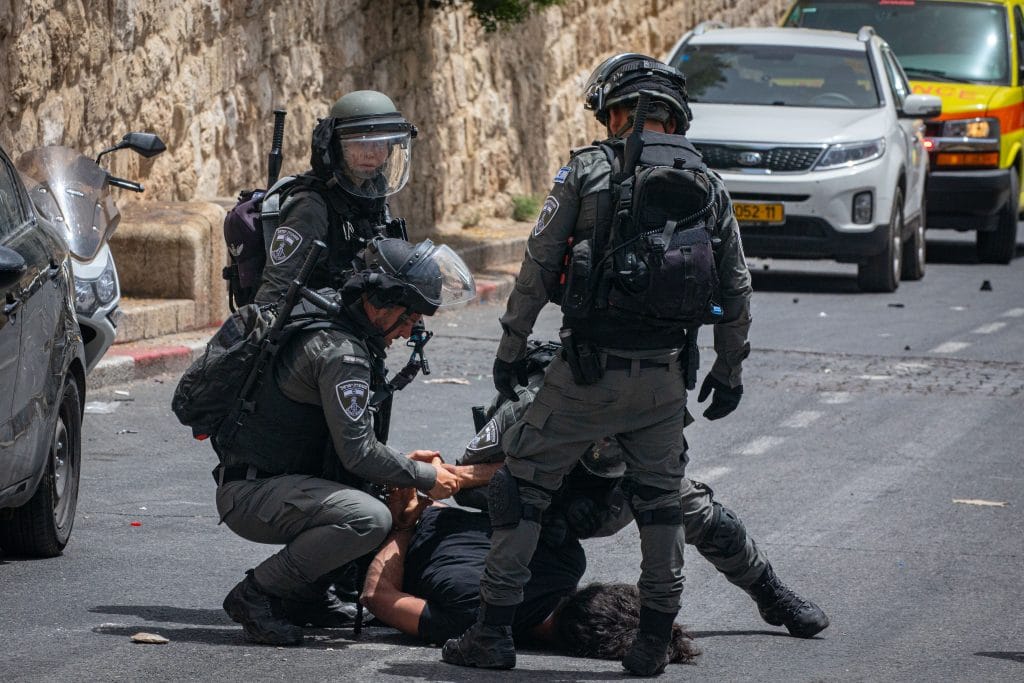 צפו: חייה של הפעוטה ניצלו בזכות הדובי • תיעודים מהמצב הנפיץ בירושלים