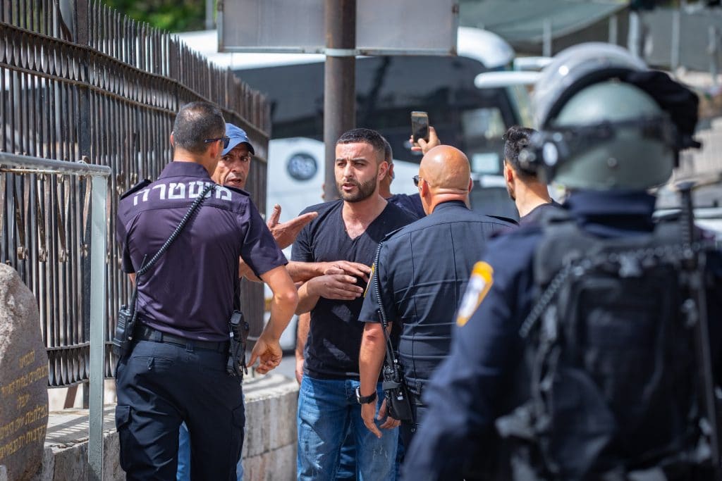 צפו: חייה של הפעוטה ניצלו בזכות הדובי • תיעודים מהמצב הנפיץ בירושלים