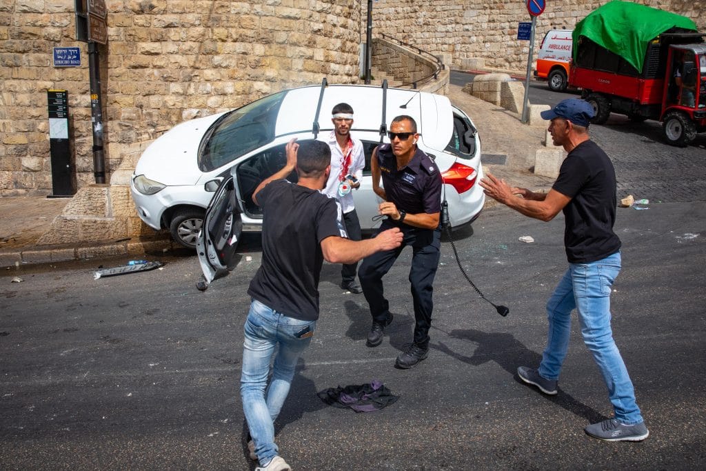 צפו: חייה של הפעוטה ניצלו בזכות הדובי • תיעודים מהמצב הנפיץ בירושלים