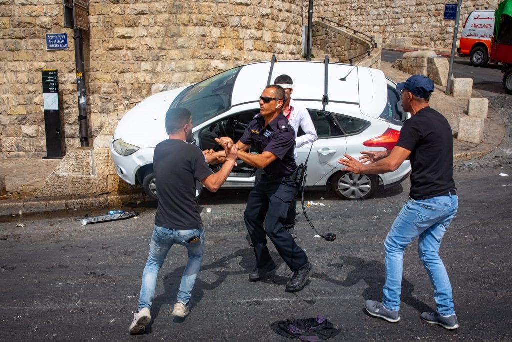 צפו: חייה של הפעוטה ניצלו בזכות הדובי • תיעודים מהמצב הנפיץ בירושלים