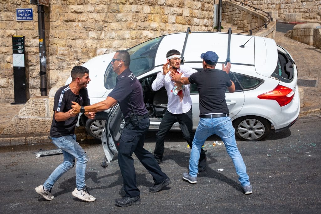צפו: חייה של הפעוטה ניצלו בזכות הדובי • תיעודים מהמצב הנפיץ בירושלים