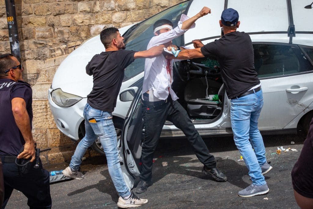 צפו: חייה של הפעוטה ניצלו בזכות הדובי • תיעודים מהמצב הנפיץ בירושלים