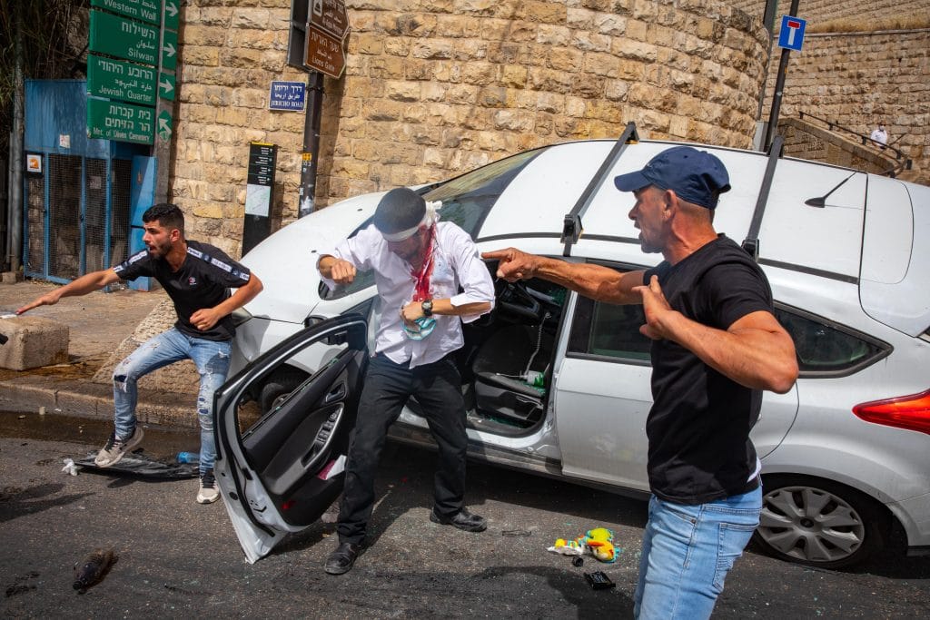 צפו: חייה של הפעוטה ניצלו בזכות הדובי • תיעודים מהמצב הנפיץ בירושלים