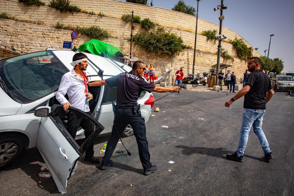 צפו: חייה של הפעוטה ניצלו בזכות הדובי • תיעודים מהמצב הנפיץ בירושלים