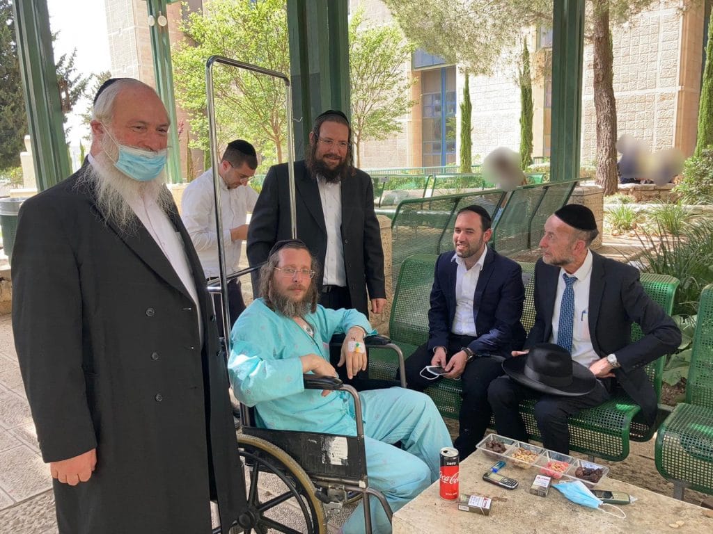 אדמורי"ם ואישי ציבור ביקרו את הפצוע ממירון • צפו