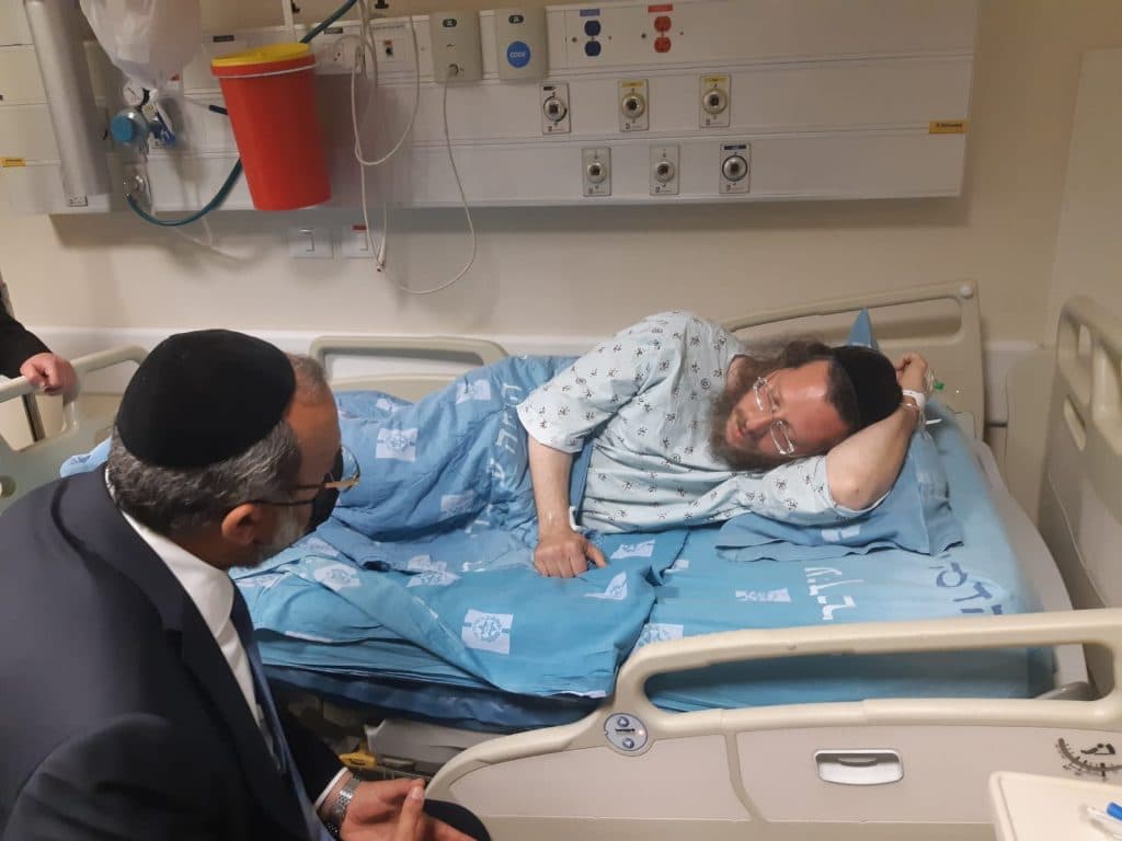 אדמורי"ם ואישי ציבור ביקרו את הפצוע ממירון • צפו